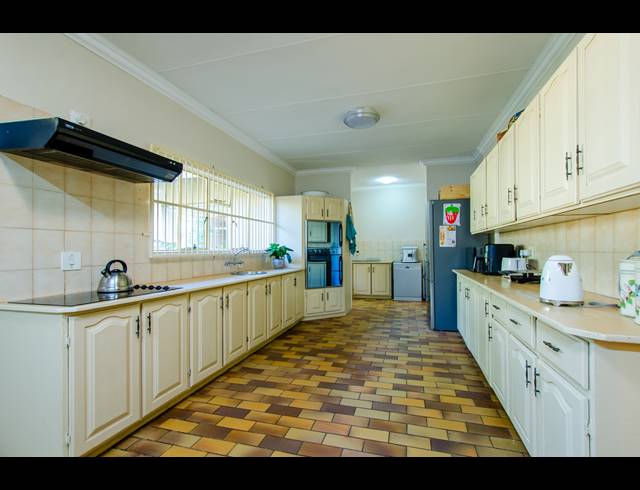 6 BEDROOM FREESTANDING FOR SALE IN WINGATE PARK